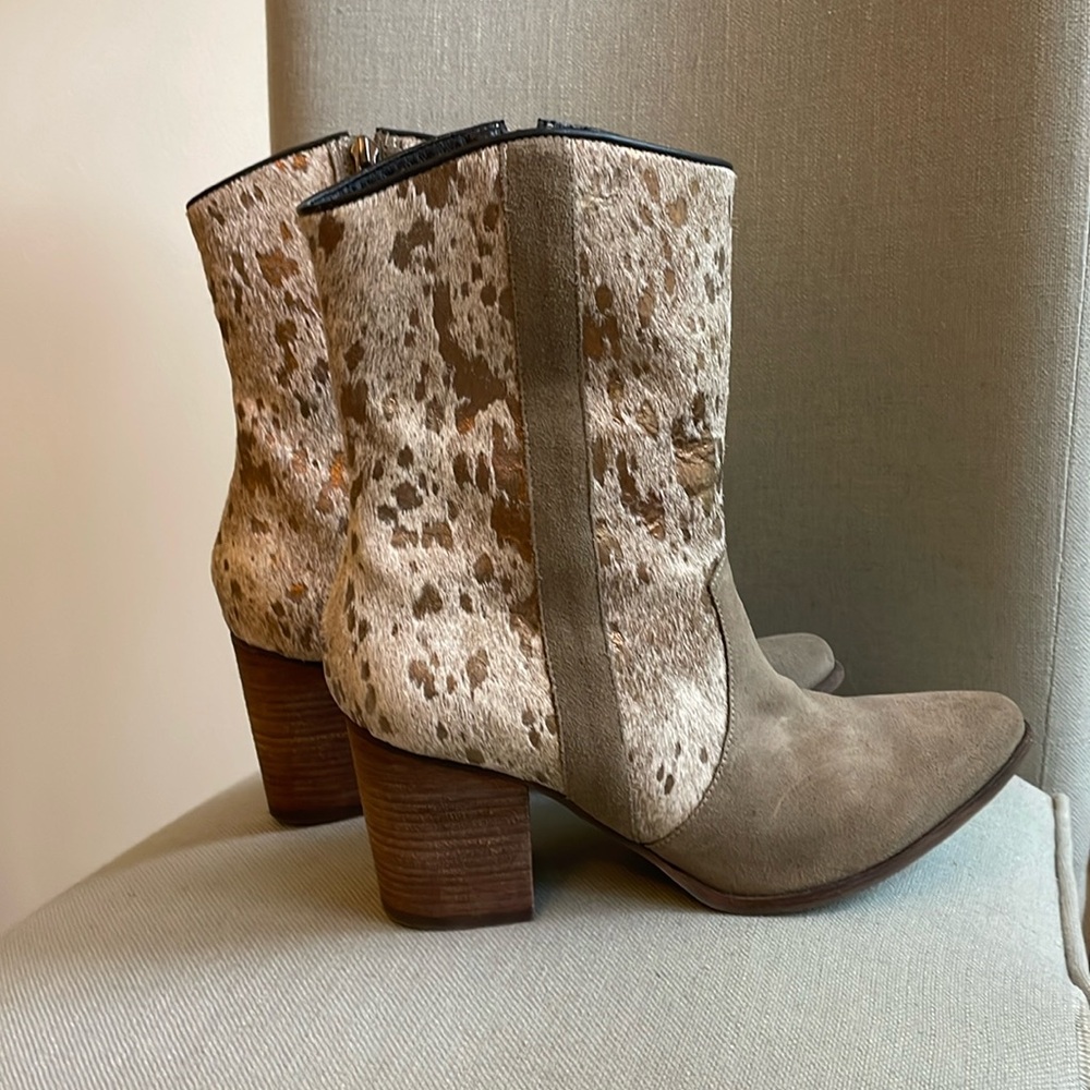 Chocolat Blu beige and tan fur calf boots with gold flex. Size 40.